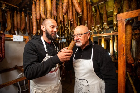 A Juhász család öt szállal nevez a szárazkolbász versenyre