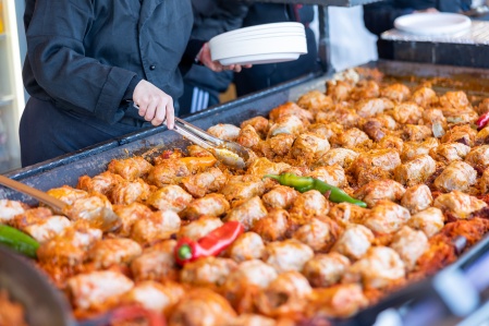 Ízek, illatok kavalkádja a Csabai Kolbászfesztivál töltöttkáposzta-főző versenyén