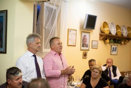 A kolbászklub alappillére a fesztiválnak, ahol idén is gyúr családjával Szarvas Péter