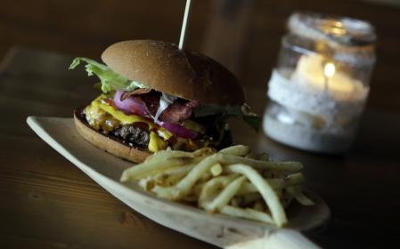 Befaltuk a Lórúgást – hamburgervarázs a pajtában