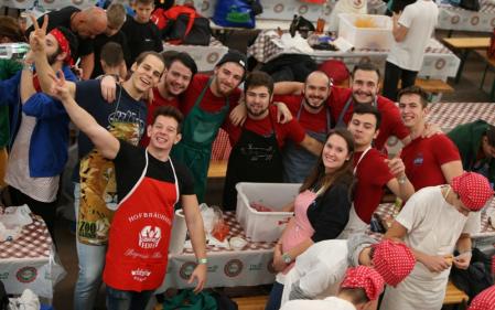 A kolbászhimnusznál már érezte, jó dolgok történnek itt