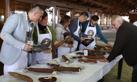 Kolbászkirálynővel hangolt a fesztivál
