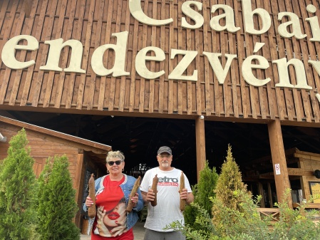 Gyermekeik kolbászait is leadták a versenyre