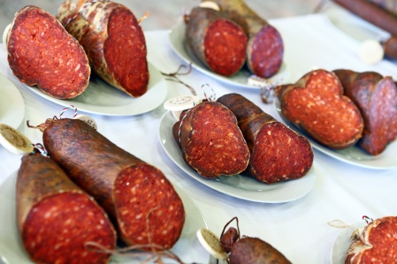 A szárazkolbászokat várják, a legszebb malacra már szavazni lehet