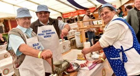 Nyugdíjas kolbászkészítő verseny díjazottjai