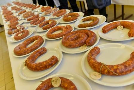 A kolbász rabjai is gyúrtak