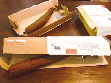 A postás kolbásszal csengetett