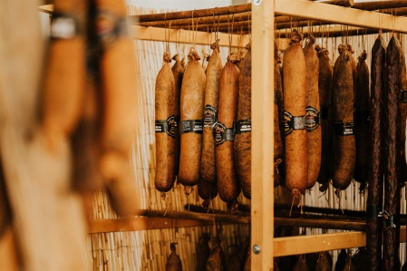 Királynőt kell legyőznie, aki kolbászkirály akar lenni